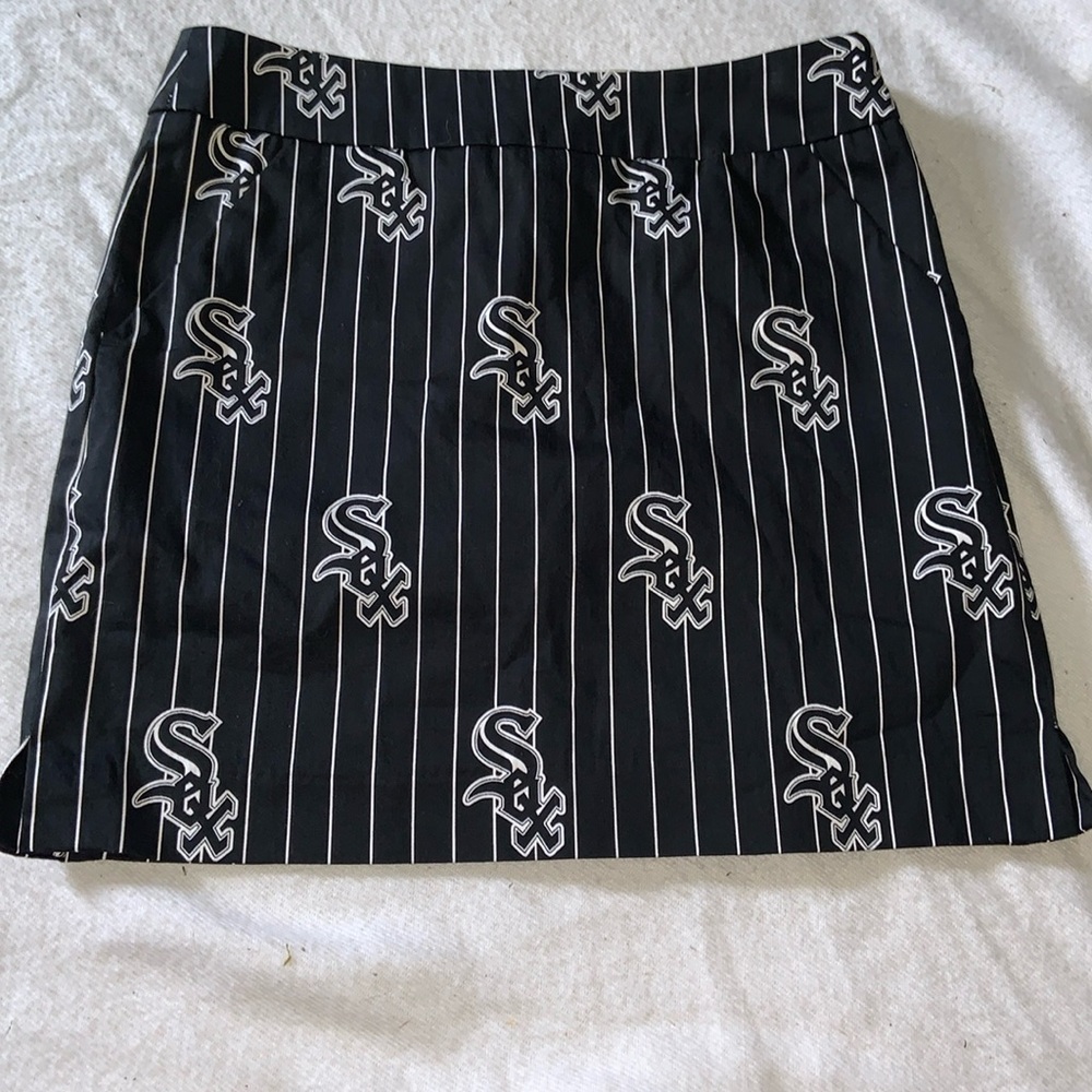 Loudmouth golf skirt skort black, and white pinstripe Chicago White Sox sz 2